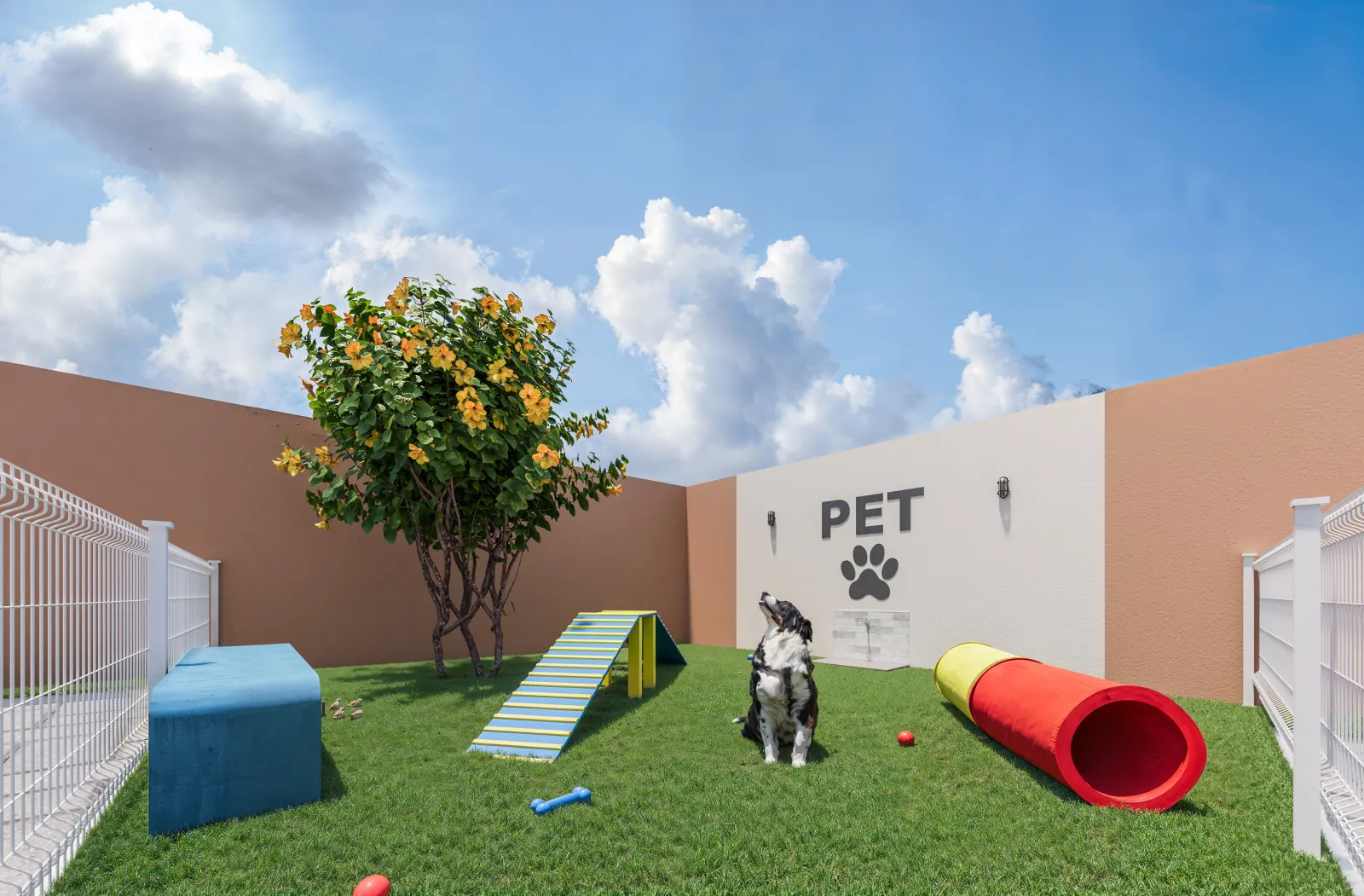 Espaço pet do Vista Tropical com grama, cercado e obstáculos de agility
